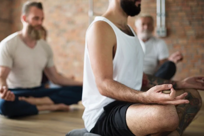 Männer sitzen und machen Yoga
