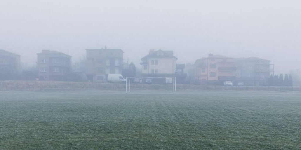 Fußballfeld im Nebel