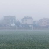 Fußballfeld im Nebel