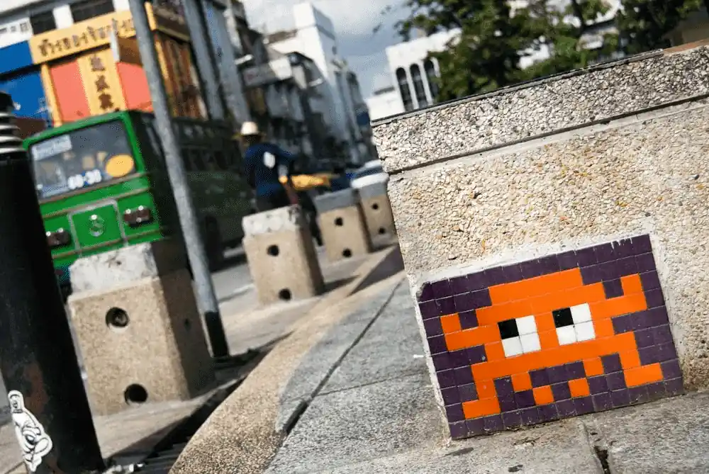 Straße mit Pixelart-Monster