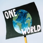 Schild: One World