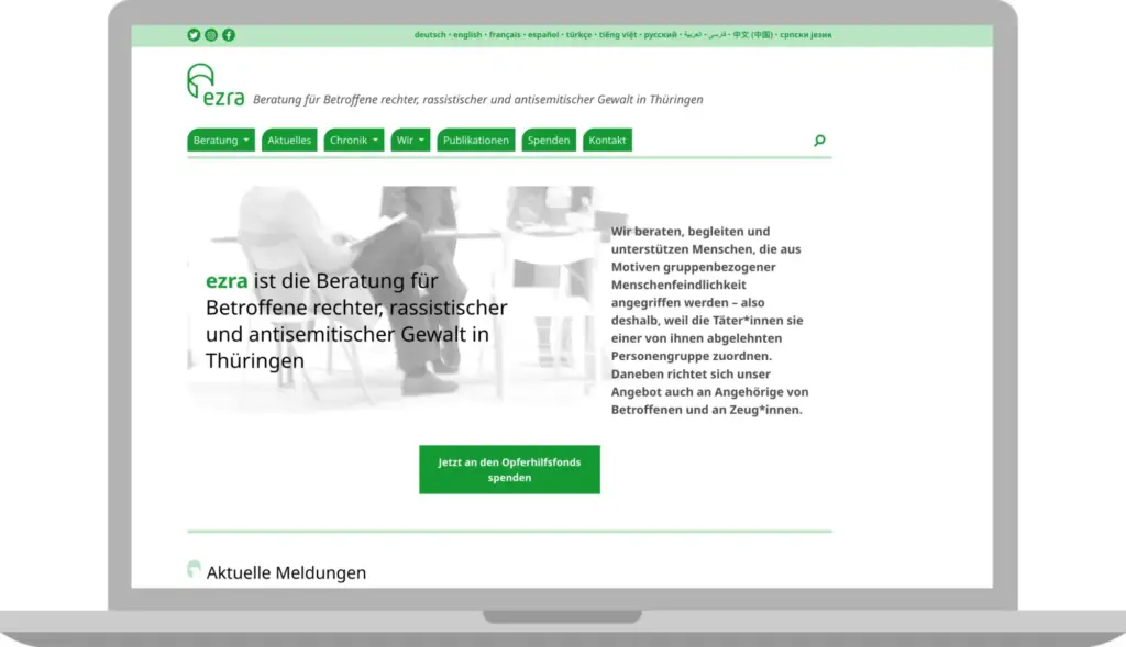 ezra Website-Ansicht auf Laptop