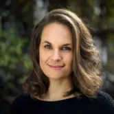 Frau mit braunen, mittellangen Haaren