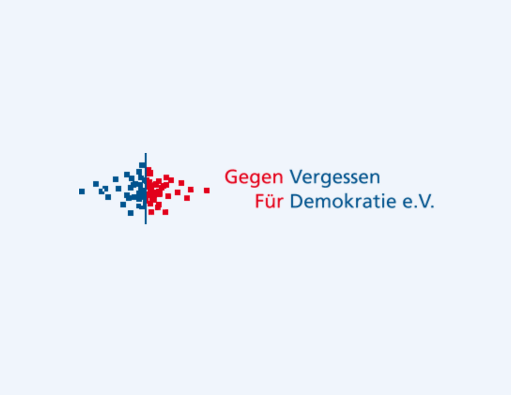 Logo „Gegen Vergessen für Demokratie e. V.“ auf hellblauem Hintergrund